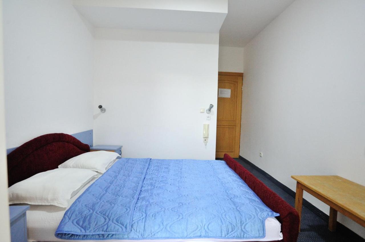 Hotel Lav Неум Екстериор снимка
