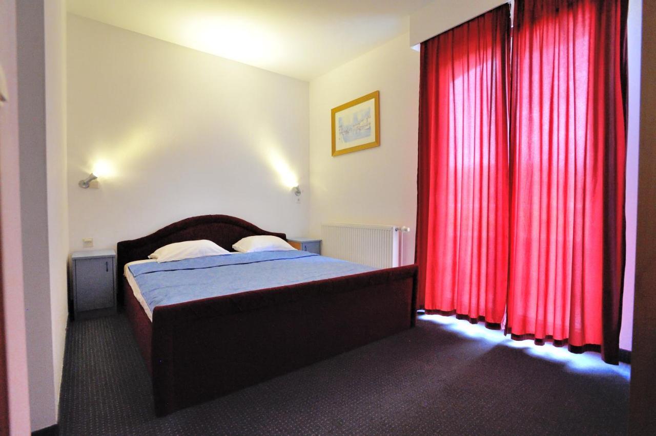 Hotel Lav Неум Екстериор снимка
