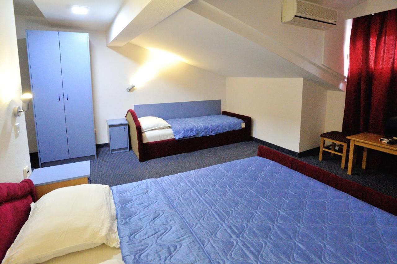Hotel Lav Неум Екстериор снимка