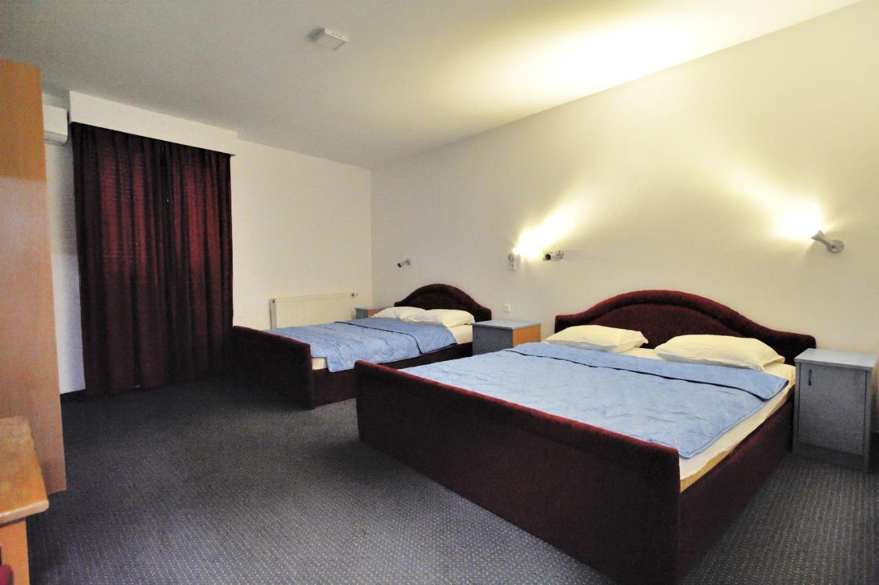 Hotel Lav Неум Екстериор снимка
