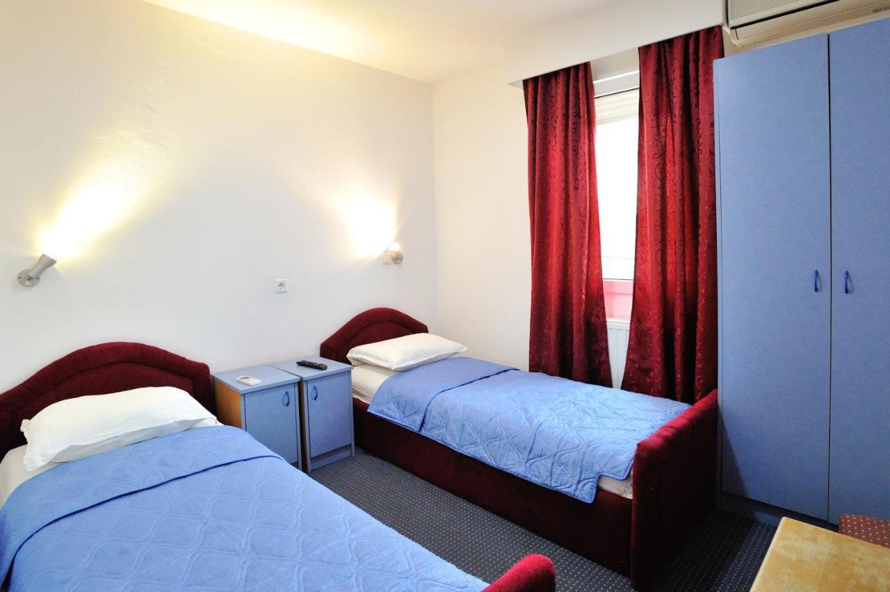 Hotel Lav Неум Екстериор снимка