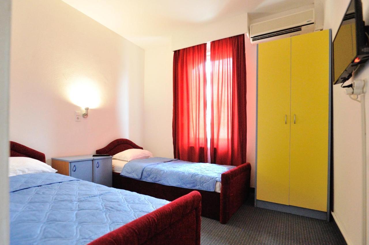 Hotel Lav Неум Екстериор снимка