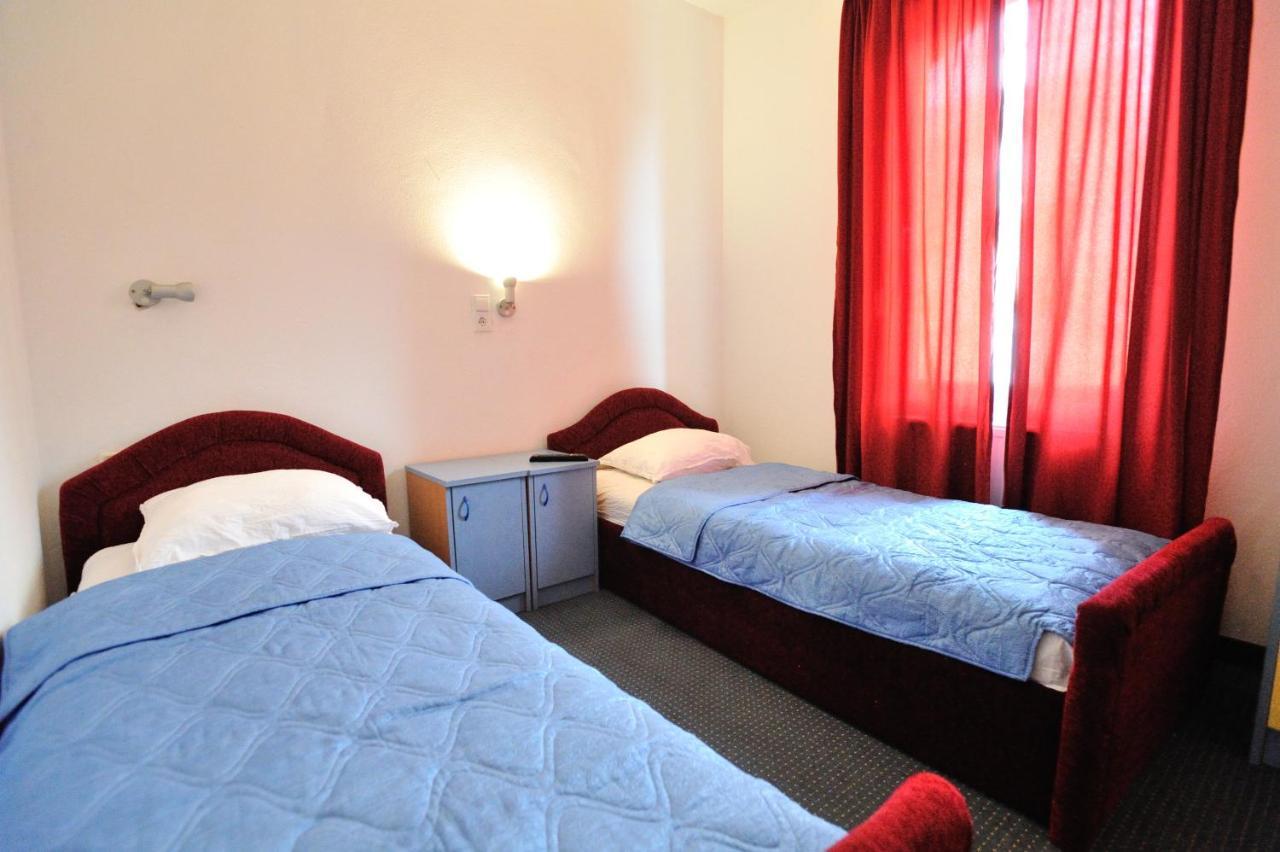Hotel Lav Неум Екстериор снимка